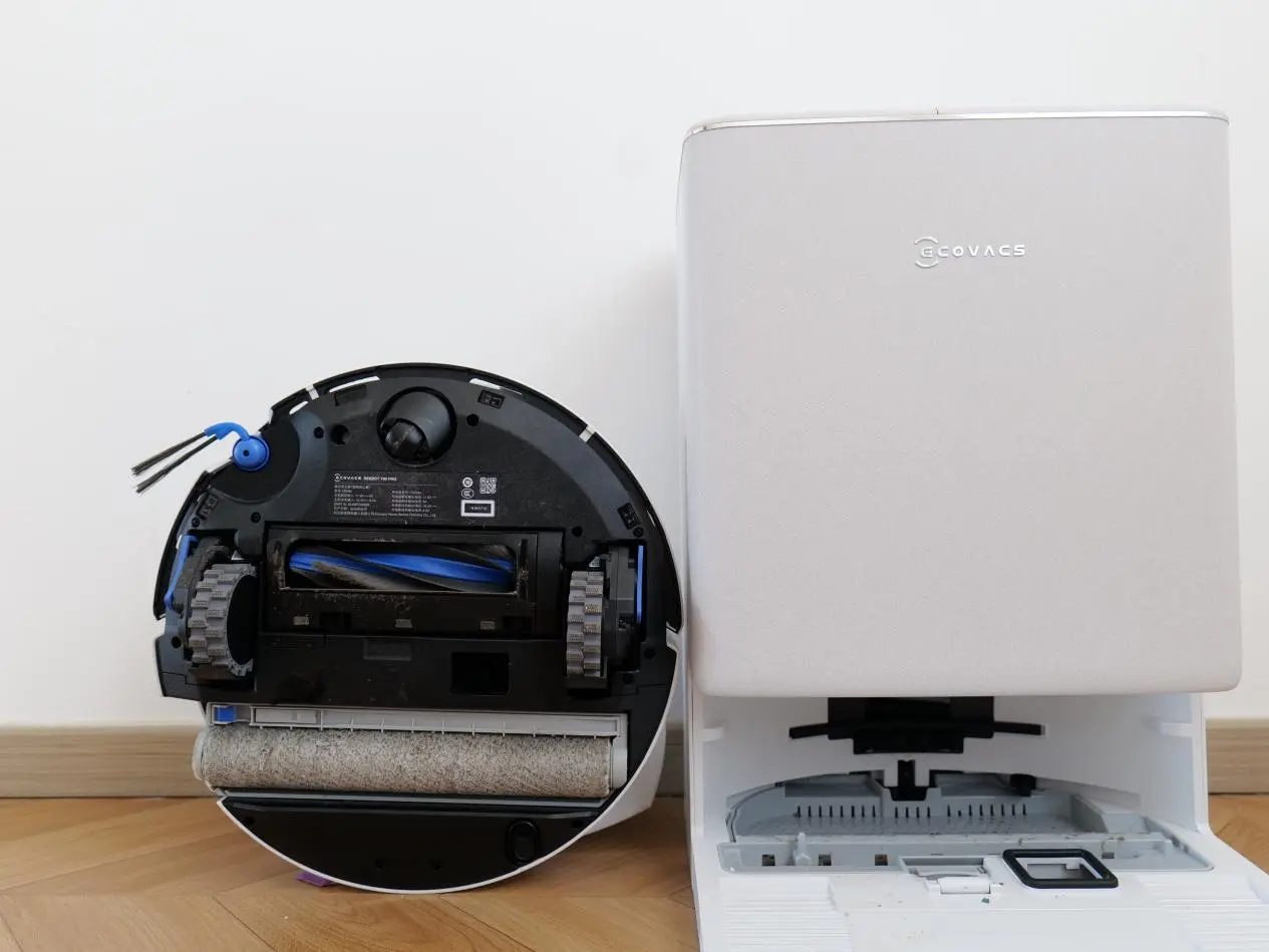 ロボット掃除機の底面とローラー式モップ